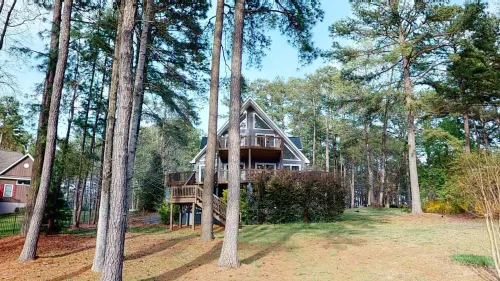 Beautiful home with scenic views of Lake Gaston Hotels in Northampton County