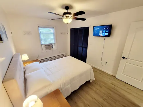 4 Bedroom Lake Hopatcong Lakehouse with Kayaks and Paddleboat