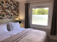 2 bed Apartment, Waterfront Views, 5 Mins From Shops & Restaurants