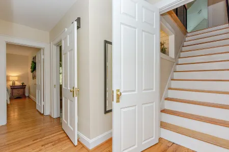 Modern Comfort Meets Relaxation- Spa Style Master with a Jacuzzi& Outdoor Oasis