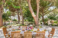 Villa for 12/14 people garden, pool, bbq, 100 meters from the sea, A / C, wi-fi Hotels in Donnalucata