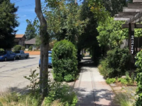 Beautiful and Lush Hidden Wisteria Getaway Hoteles en Alameda