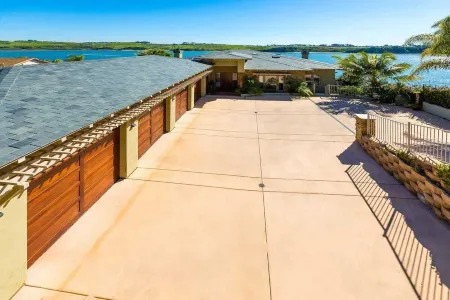 Villa Bahia Your Waterfront Private Beach Retreat in Beautiful Carlsbad Отели рядом с достопримечательностью «Флауэр Филдс»