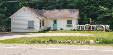 One Mile from Downtown Harbor Springs, Close to Ski Hills and Snowmobile Trails Отели рядом с достопримечательностью «Понд Хилл Фарм»