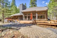 Pools, Private Hot Tub & Pool Table. Upscale Lodge Hotels near Skylight Cave