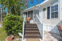 Cozy park home amenities galore! Near Legacy Bike trail & only 3 miles to beach. Caspersen Beach附近的飯店