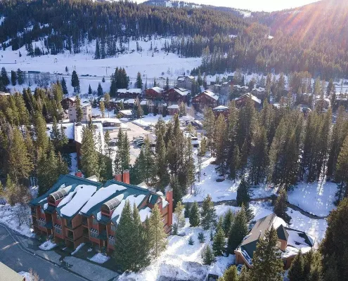 Beautiful Condo - Riverfront-Slopeside-Walk to Resort-On Bus Route