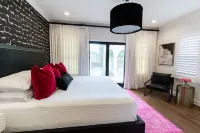 New! Chic Cottage Home W/ Backyard Pool - 12 min to the River Walk! Hotels in Alamo Heights