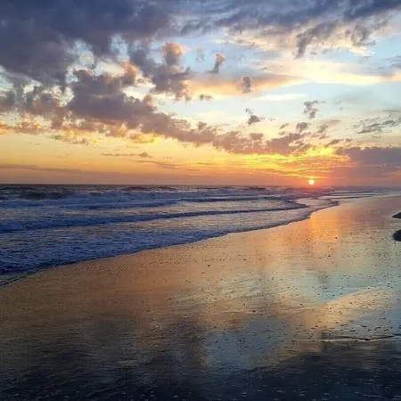 3 Bed/2.5 Bath 1450 sq ft with Large Open Floor Plan, 3 Min Walk to Beach