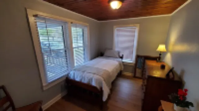 The Cottage @ Georgetown Square. 5% weekly discount; 10% monthly discount.