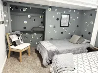Downtown oasis.. Abundance of Entertainment & Amenities • Hot Tub • King Bed•