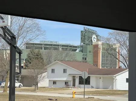 GB Packer 5 star home ⭐️⭐️⭐️⭐️⭐️ 1 block from Lambeau Field