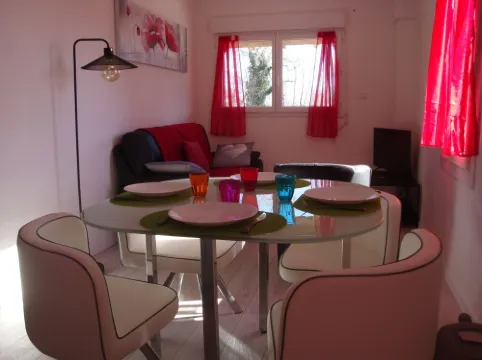 2 to 3 person gîte with jaccuzi in Camargue on the banks of the Petit Rhône. 聖吉爾酒店