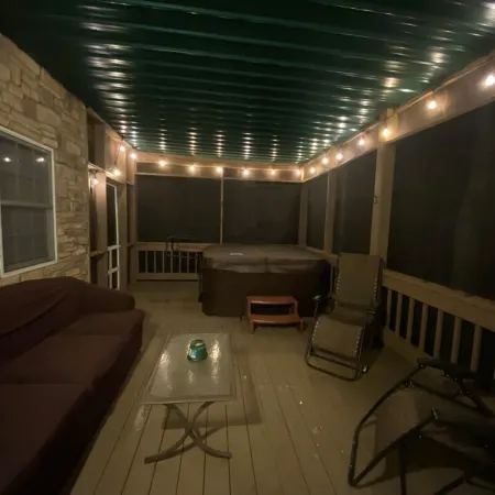 3BR 3BA Cabin, with hot tub, 3 Pools, Boat Ramp with Dock 1 mile away.
