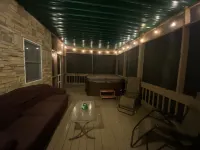 3BR 3BA Cabin, with hot tub, 3 Pools, Boat Ramp with Dock 1 mile away.