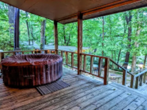 Catchin' 247 - Lakefront hideaway, outdoor spa, bar, firepit!