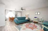 The Little House - Eclectic, Quiet, Pet Friendly Home