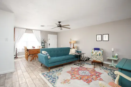 The Little House - Eclectic, Quiet, Pet Friendly Home