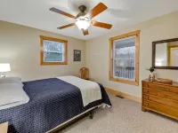 SHADE MOUNTAIN RETREAT ★ CEDAR BARREL SAUNA & HOT TUB!! ★ 28 ACRES ★ SLEEPS 20 Hotels in Juniata County