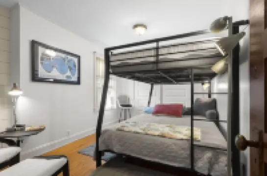 Calm Tide on Ann Street, Mid Century Modern.  Walk to Downtown.   No Pets. Hotels in Beaufort