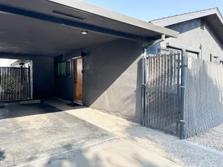 Updated 2-bedroom apartment near Kaiser & 1 mile from HWY 99