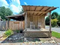Cozy Retreat. Hot Tub. Close to Town, Deep Creek, and National Park Entrance.