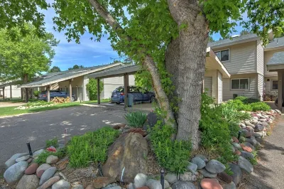 Spacious Condo on Golf Course w/Fireplace, Firepit, Patio and 2 Fishing Badges! فنادق في 