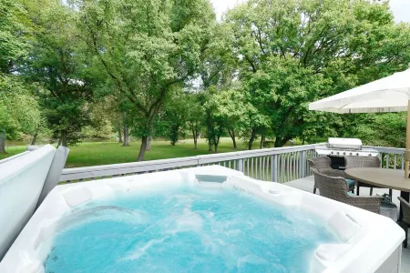 Riverfront🏕A-Frame/HOT TUB/Fire Pit! FAST Wifi