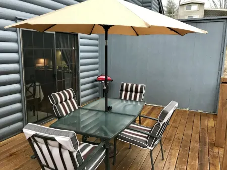 Western Themed Cabin Condo Close to Branson Fun, Area Lakes, and Pet Friendly