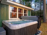 Lured Den - Private Lakefront Cottage - Hot Tub! Hotels in Conover