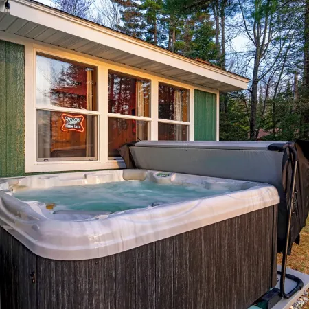 Lured Den - Private Lakefront Cottage - Hot Tub!