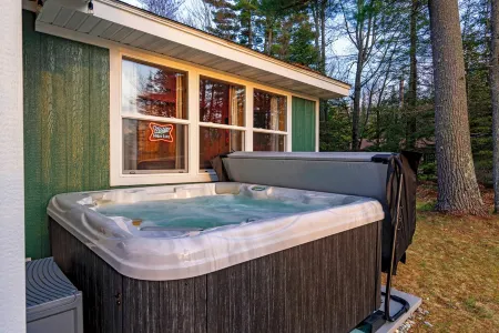 Lured Den - Private Lakefront Cottage - NEW HOT TUB!
