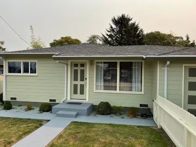 Clean and Bright Cottage, 3 bedroom with Laundry 미를타운 호텔
