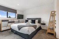 Modern 2BR Townhouse Close to Aucklands Best Foot Locker 주변 호텔