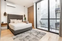 Luxury 1BR Balcony&Parking, 1 Block from 5th Ave