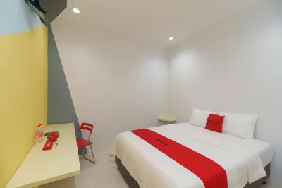 RedDoorz @ Taman Galaxy Bekasi Hotel dekat Gor