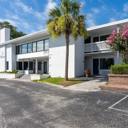 Luxurious -Wrightsville Beach - Pool, quiet end-unit, nearby dining and marinas!