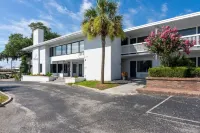 Luxurious -Wrightsville Beach - Pool, quiet end-unit, nearby dining and marinas!