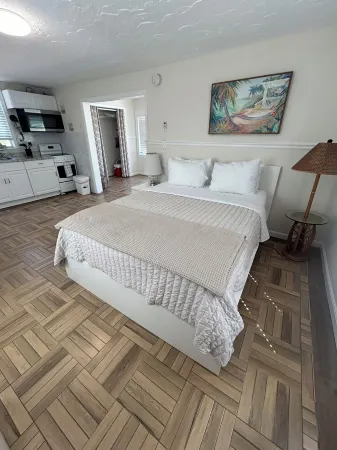 Palm Cottage Sleeps 4. Fall and Holiday Season at Hidden Hammock.