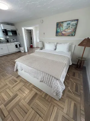 Palm Cottage Sleeps 4. Fall and Holiday Season at Hidden Hammock.