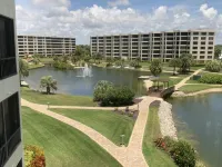 FANTASTIC CONDO ON SIESTA KEY BEACH. HUGE POOL, PICKLE BALL, EXCERCISE ROOM.