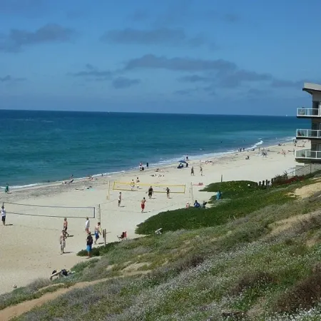 Spacious Village Beach House. Private Rooftop Deck. Walk to Beaches and Shops.