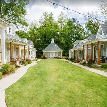 Beautiful Downtown Auburn Cottage In A Quaint Setting!