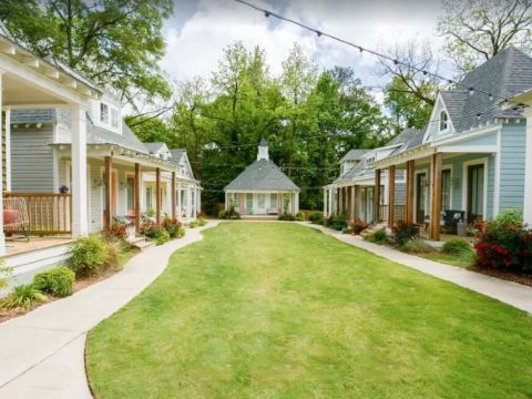 Beautiful Downtown Auburn Cottage In A Quaint Setting!