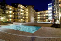 Escape to Vail! Lionshead condo with huge deck!hot tub, pool, wifi, Views!