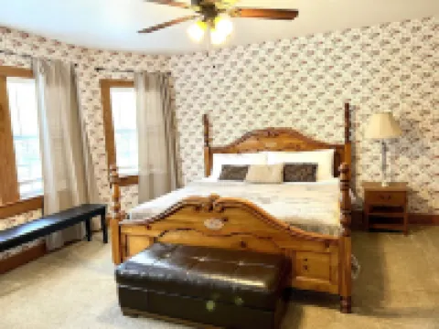 Spacious Victorian w/Game Room & Hot Tub