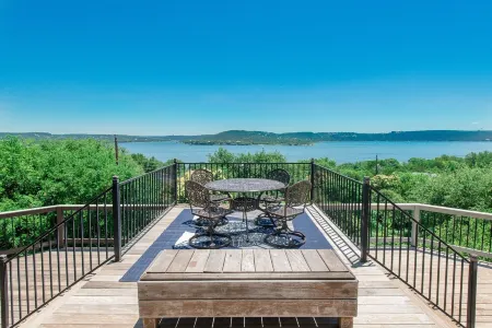 Large Home, Lake Views, Grill, Pool Table, Hot Tub Отели в г. Гудзон Бенд