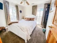 "SHELLSEEKER"  4 BED LAKEFRONT PRIVATE BEACH SLEEPS 14 plus
