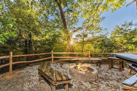 Mountain Views, Game Room, Firepit and Hot Tub in Bryson City