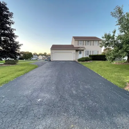 3 bedroom house with fenced in yard and pool close to Syracuse